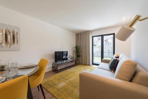 Santos Apartment with Parking & Balcony by LovelyStay