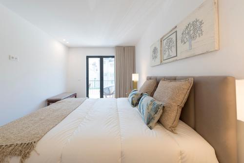 Santos Apartment with Parking & Balcony by LovelyStay