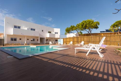 The swimming pool at or close to Sagres Sun Stay - Surf Camp & Hostel