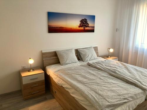 ein Schlafzimmer mit einem Bett und einem Baum an der Wand in der Unterkunft House of Beer - Stein in Bratislava
