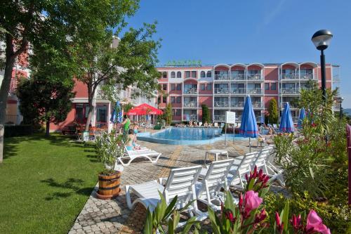 ein Resort mit Pool und Stühlen und einem Gebäude in der Unterkunft Hotel Longosa - All Inclusive in Sonnenstrand