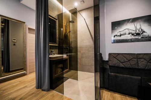Bilik mandi di Teatro Suite & Rooms