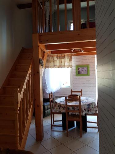 une chambre avec une table et un escalier avec une table et des chaises dans l'établissement Studio Ebeyer, à Saint-Laurent-de-la-Cabrerisse