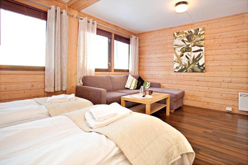 uma sala de estar com duas camas e um sofá em Sandmoen Bed & Breakfast, Free Parking em Trondheim