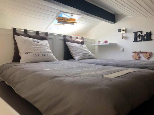 une chambre avec deux lits avec des oreillers dessus dans l'établissement Maison de Vacances Bassin d'Arcachon, à Gujan-Mestras