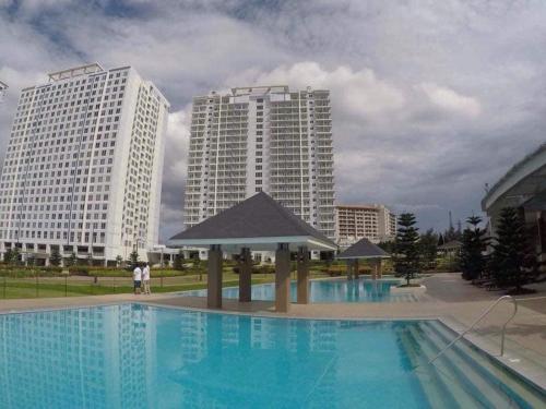 ein großer Pool mit zwei hohen Gebäuden in der Unterkunft 1 Bedroom Unit at SMDC Wind Residences Tagaytay Tower 1 15th floor in Tagaytay