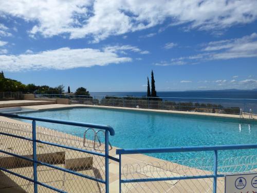 une grande piscine avec vue sur l'océan dans l'établissement Duplex, vue panoramique sur la Méditerranée, piscine, garage, à Saint-Raphaël