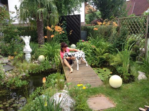 Eine Frau, die auf einem Stuhl im Garten sitzt. in der Unterkunft Instyle in Blankenbach