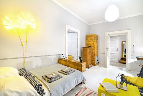 een slaapkamer met een bed en een tafel en een kamer bij Luxury Retro Apartment, City Center, WiFi in Krakau