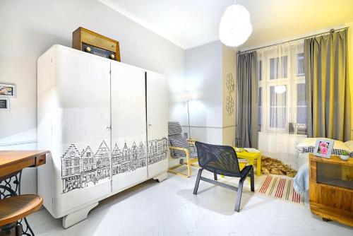 een kamer met een grote witte kast met een tekening erop bij Luxury Retro Apartment, City Center, WiFi in Krakau