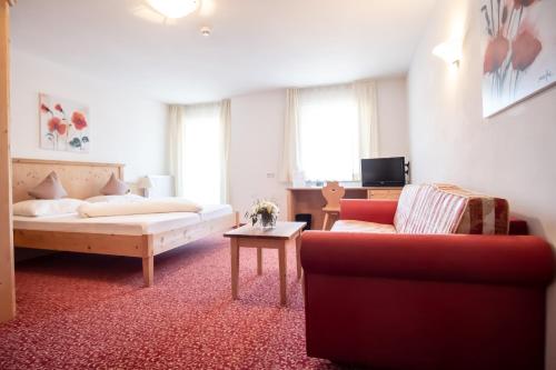 a living room with a couch and a table at Wohlfühlhotel Mei Auszeit in Plaus
