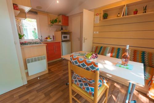 Η κουζίνα ή μικρή κουζίνα στο Camping Cap Sud