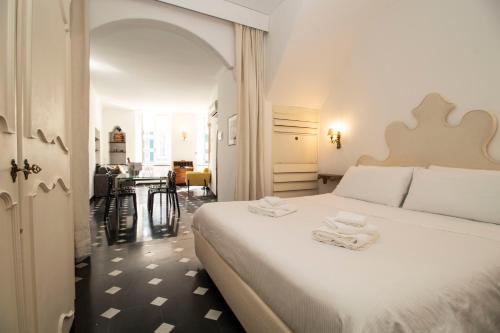Postel nebo postele na pokoji v ubytování Royal by PortofinoHomes