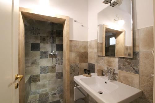 y baño con lavabo y ducha. en Duomo Gallipoli B&B and Apartments, en Gallipoli
