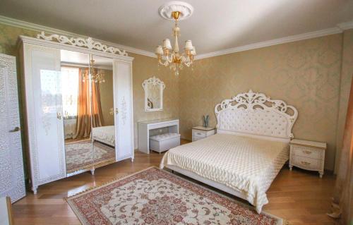 ウファにあるКарла Маркса,34а Однокомнатные апартаментыのベッドルーム(白いベッド1台、鏡付)