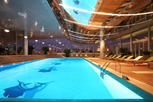 Bazén v ubytování La Cigale Hotel Managed by Accor nebo v jeho okolí