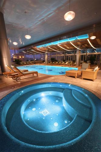 a large swimming pool in a hotel room at La Cigale Hotel Managed by Accor in Doha