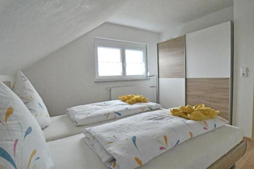 Tempat tidur dalam kamar di Ferienwohnung Zürn