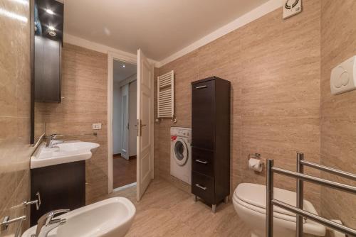 La salle de bains est pourvue d'un lavabo et d'un lave-linge. dans l'établissement Vatican Luxury Terrace, à Rome