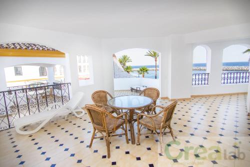 a dining room with a table and chairs at Park Plaza Suites Apartamentos in Marbella