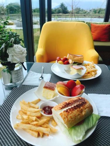 JialinにあるFollow the Cloud B&Bの食器2皿とフライドポテト付きテーブル
