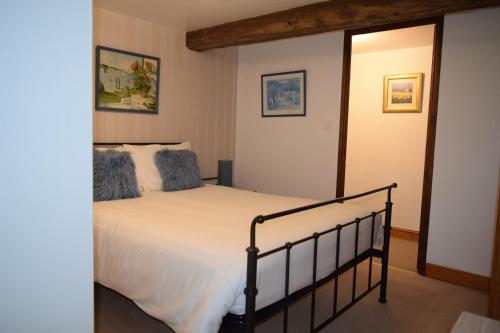 a bedroom with a bed in a room at Chambre d'hôte Manoir de La Baudonnière in Monsireigne