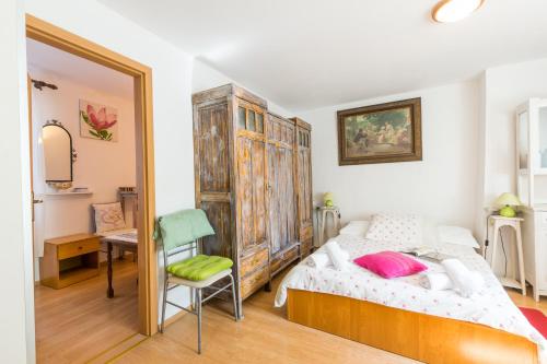 Postel nebo postele na pokoji v ubytování Beautiful Rustical Apt Ana in the Heart of Rovinj