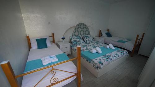 Giường trong phòng chung tại Nikas Guest House