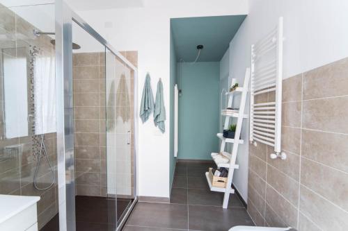 ein Bad mit einer Dusche, einem WC und einem Waschbecken in der Unterkunft ilbricco in Neapel