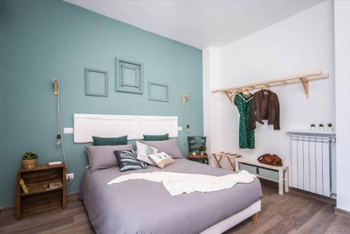 ein Schlafzimmer mit einem großen Bett mit blauen Wänden in der Unterkunft ilbricco in Neapel