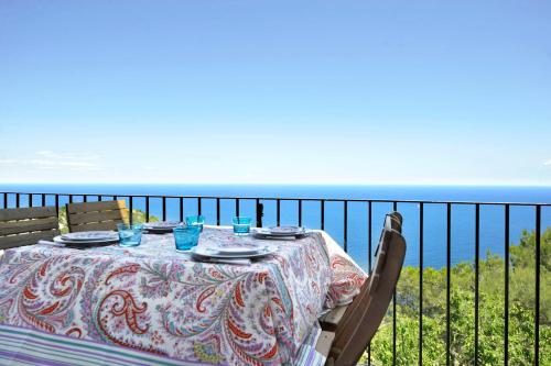 Casa blanca de Begur con vistas al mar y piscina