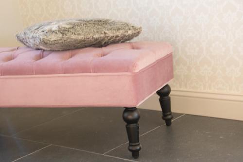 a pink bench with a pink ottoman on top at 'Op de Borgt' met Finse Grill Kota in Wellen