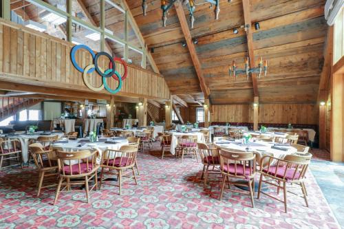 ein Restaurant mit Tischen und Stühlen mit olympischen Ringen an der Decke in der Unterkunft Granlibakken Elegance in Tahoe City