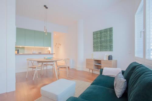 En sittgrupp på Liiiving in Porto | Aliados Luxury Apartments