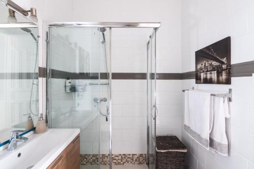 a bathroom with a shower and a sink at Downtown apartment in San Sebastián