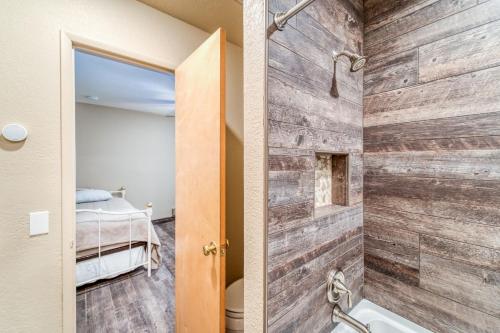 baño con pared de madera en Tamarack Dream, en Lakeshore