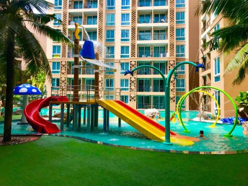 une aire de jeux en face d'un bâtiment avec toboggan dans l'établissement Atlantis Condo Resort Jomtian Pattaya, à Jomtien Beach