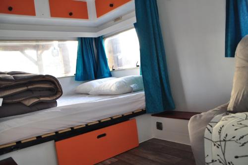 a small room with two bunk beds and a window at Camping du Moulin de Thoard in Thoard