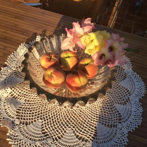 a bowl of apples and flowers on a table at Appartement Clôt de Félines in Entrevaux