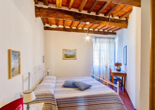 ein Schlafzimmer mit einem großen Bett in einem Zimmer in der Unterkunft Suite Agave in Seravezza