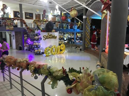 a store with a christmas display with vegetables on the floor at Hotel Catama Inn in Fusagasuga
