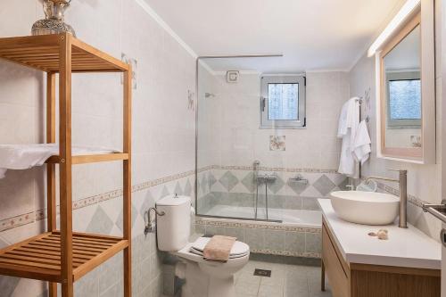Kylpyhuone majoituspaikassa Anemone Holiday Apartment