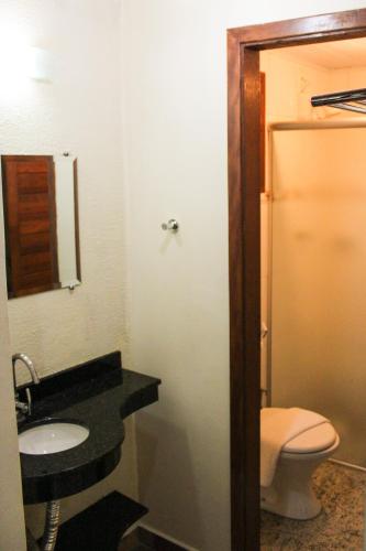 a bathroom with a sink and a toilet at Gamboa Eco Refugio Pousada in Iporanga