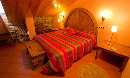 una camera con un grande letto di Hotel Villa Románica ad Aínsa
