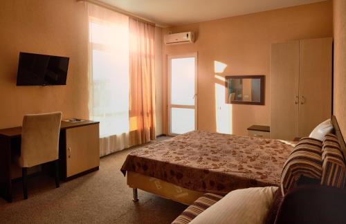Habitación de hotel con cama y escritorio en Hotel Margo, en Adler