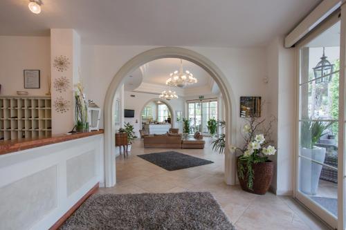 an entry way with an archway and a living room at Hotel Belvedere in Milano Marittima