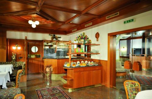 a dining room with a table and chairs at Aparthotel Garni Monte in Kartitsch