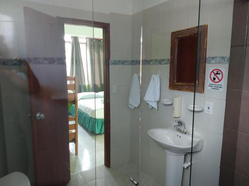 y baño con lavabo, aseo y espejo. en Apartamento Sailodge.com, en San Andrés