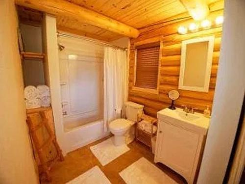 y baño con aseo blanco y lavamanos. en Trail City Bed & Breakfast en Coolidge