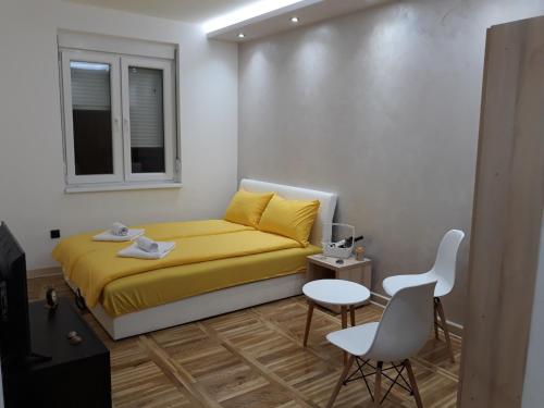 A bed or beds in a room at Sweet Yellow Apartment